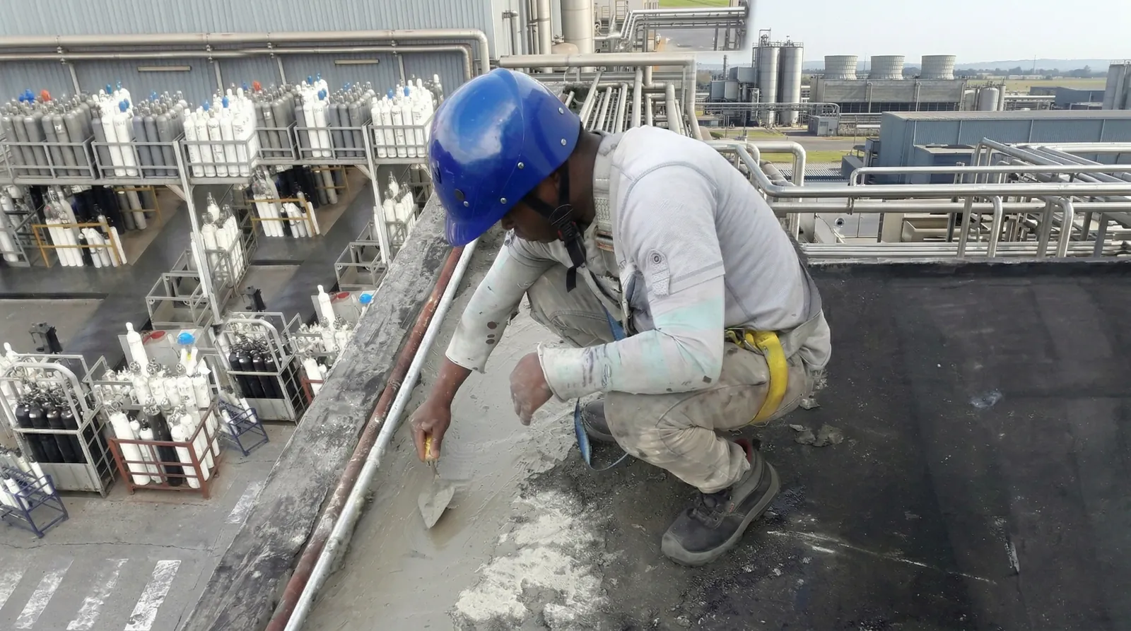 Operario de Parámetro ejecutando trabajo en obra con equipo de protección — SG-SST activo en cada proyecto